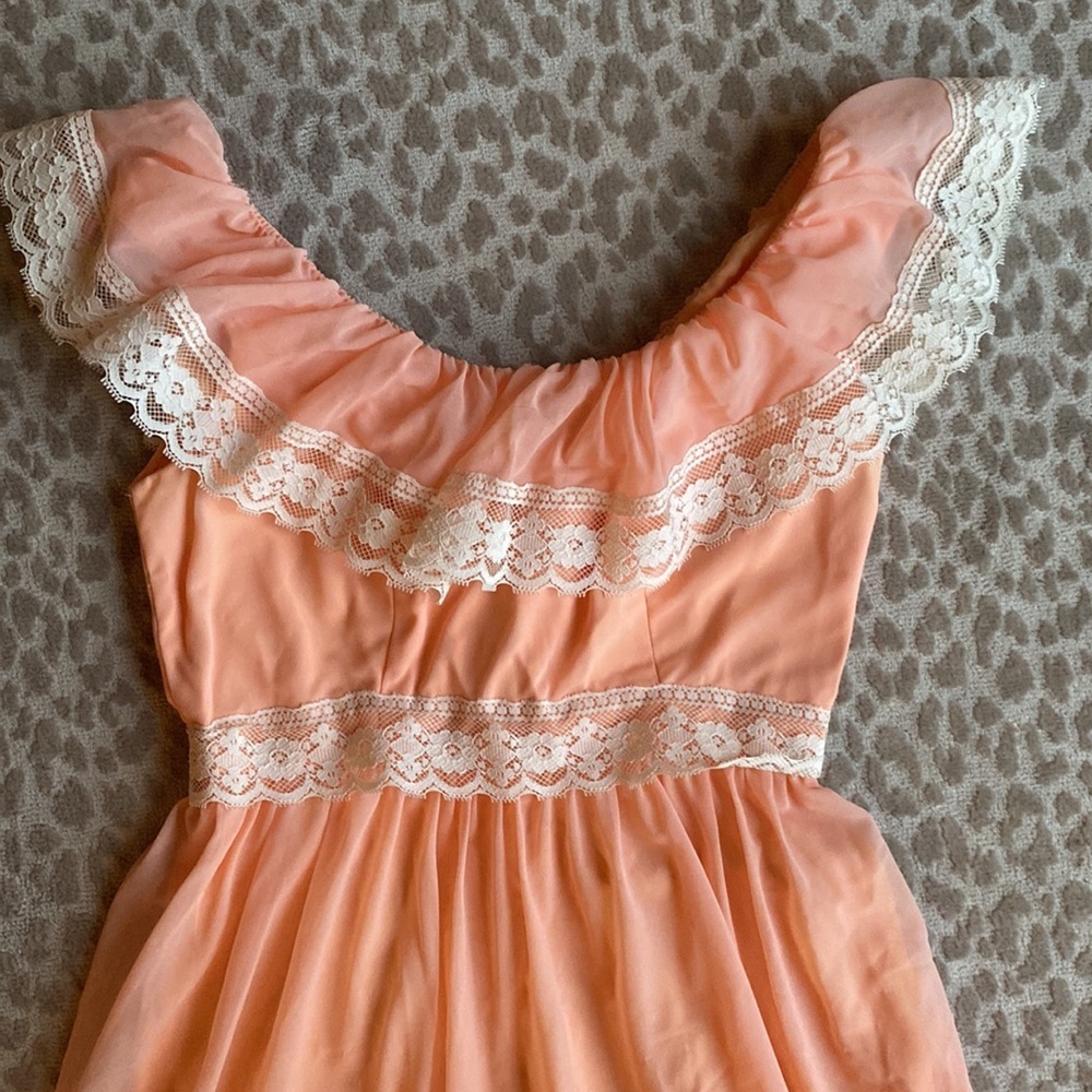 Handmade Vintage Peach and Cream Off the Shoulder Lace Dress, size XS - Picture 4 of 9